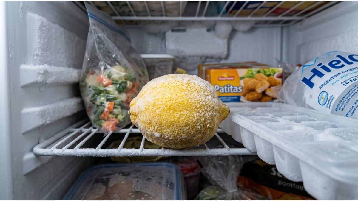 El extraño ritual con un limón en el freezer: para qué sirve y qué significa
